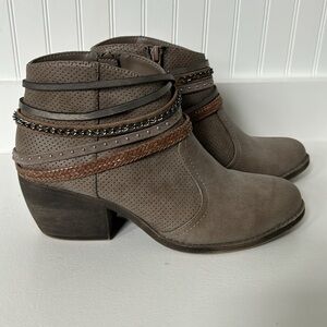 Ankle Booties, beautiful detail, excellent condition size 7 1/2